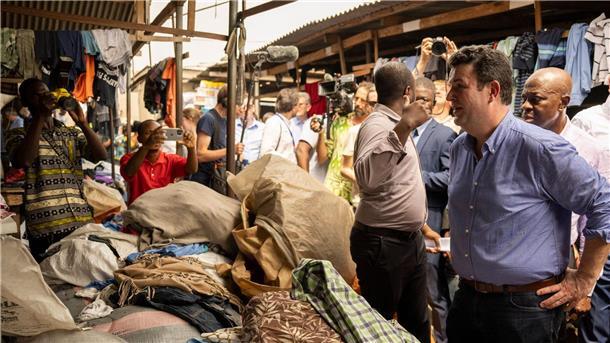 Schattenseiten der Modewelt: Riesiger Kleidermarkt in Accra Hubertus Heil besucht den Kantamanto-Markt in Accra, auf dem unter anderem Kleidung aus Europa verkauft oder weiterverarbeitet wird.