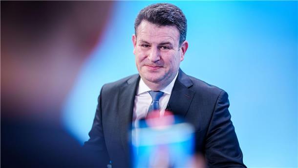 Streit um Leistungswillen - Merz: SPD denkt in Schablonen Hubertus Heil wirft Carsten Linnemann Beledigung der Menschen vor.