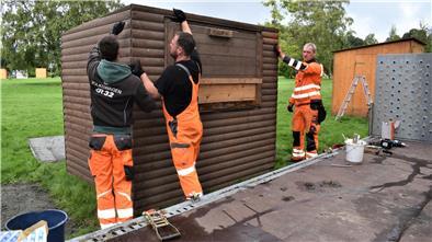 Hütte für Hütte wird aufgebaut im Kurpark von Bad Bederkesa. Die Männer vom städtischen Bauhof sind am Freitag ordentlich im Stress.