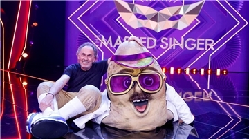 Hugo Egon Balder, Moderator, sitzt als enttarnte Figur „Der Couchpotato“ in der Prosieben-Show „The Masked Singer“ auf der Bühne.