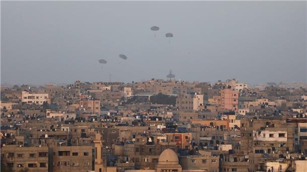 USA werfen Lebensmittel über dem Gazastreifen ab Humanitäre Hilfsgüter werden von den USA über Gaza-Stadt abgeworfen.