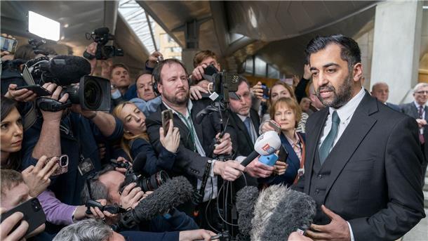 Humza Yousaf spricht nach seiner Wahl zum neuen Ersten Minister im schottischen Parlament zu Journalisten.