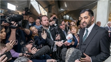 Humza Yousaf spricht nach seiner Wahl zum neuen Ersten Minister im schottischen Parlament zu Journalisten.