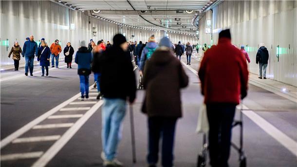 Bremerhaven feiert seinen Hafentunnel: Die schönsten Bilder von der Eröffnung Hunderte Besucher nutzten die Chance einmal durch den Tunnel zu spazieren.