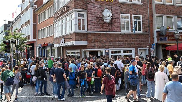Nach 75. Geburtstag - Otto besucht seine Geburtsstadt Emden Hunderte Fans warteten vor dem Otto-Huus in Emden auf den Komiker.