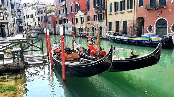 Hunderte Gondeln sind in Venedig unterwegs und befördern vorwiegend Touristen.