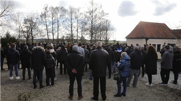 Hunderte Menschen trauern in Illerkirchberg um das getötete Mädchen.