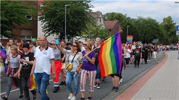 Hunderte nahmen im vergangenen Jahr am ersten Umzug zum Christopher Street Day in Nordenham teil.