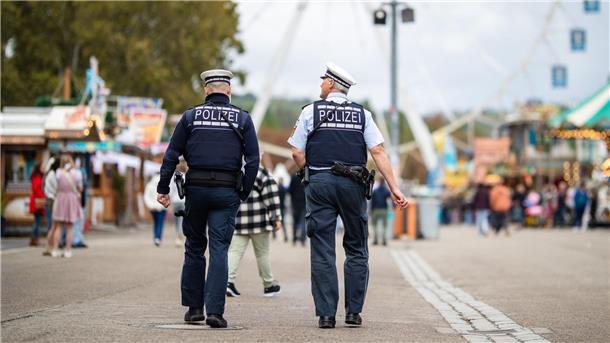 Hunderte Polizeibeamte sichern das Volksfest.
