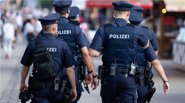 Hunderte Polizeibeamte sichern das Volksfest. (Archivbild)