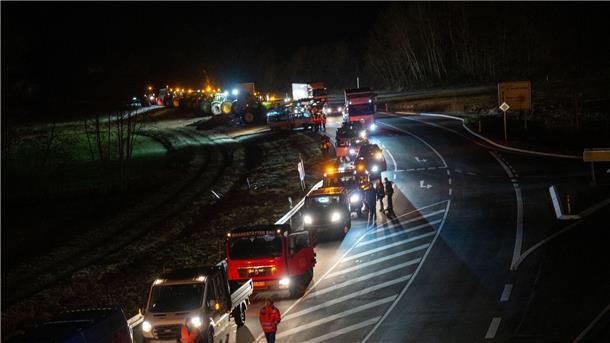 Hunderte Traktoren, Baufahrzeuge und Lkws blockieren das Kreuz der Bundesstraßen B303 und B279.