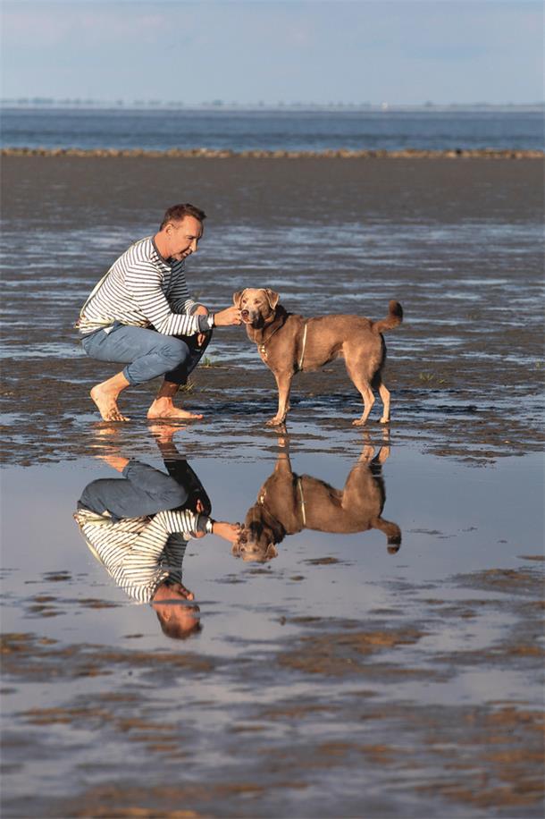 Eine Abkühlung holen sich Jochen Bendel und Labrador Khaleesi am liebsten direkt vor der Tür: in Cuxhaven-Döse.