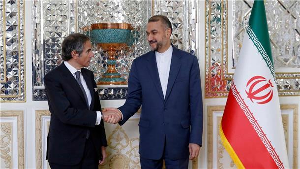 Iran stimmt genaueren Atominspektionen zu IAEA-Chef Rafael Grossi (l) und der iranische Außenminister Hussein Amirabdollahian.