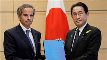 IAEA-Generaldirektor Rafael Grossi (l) überreicht Japans Ministerpräsident Fumio Kishida den Abschlussbericht der Internationalen Atomenergiebehörde.