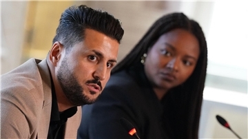 Ibrahim Arslan (l) wird stellvertretend für den Verband VBRG von Pro Asyl mit dem Menschenrechtspreis ausgezeichnet.