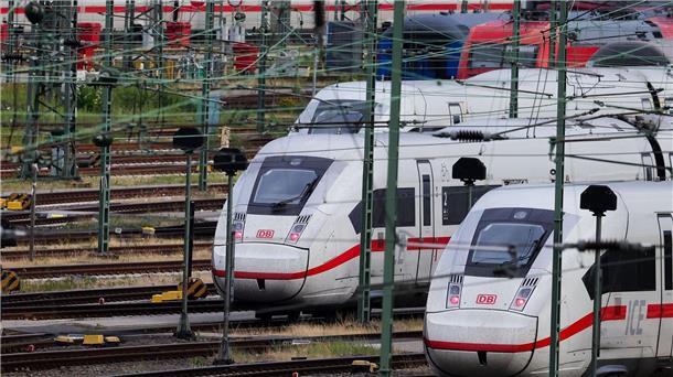 Sturmtief „Poly“ und Baustellen belasteten Bahn-Fahrgäste ICE-Züge der Deutschen Bahn (DB). Wie steht es mit der Pünktlichkeit?