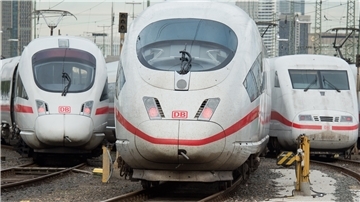 ICE-Züge der Deutschen Bahn stehen auf Abstellgleisen – fotografiert allerdings am Frankfurter Hauptbahnhof. Oberbürgermeister Melf Grantz verfolgt weiter den Plan, einen solchen Zug bis Bremerhaven fahren zu lassen.