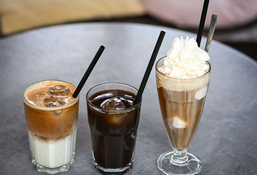 Iced Latte und Co: Stirbt Omas Eiskaffee aus? Iced Latte (also geeister Milchkaffee) und Iced Coffee sind puristischer als der sahnige Wiener Eiskaffee, der früher der Inbegriff von Eiskaffee in Deutschland war.
