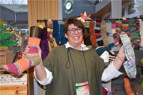 „Ich bin die Socke“, sagt Heidi Kröger aus Heeslingen. „Ich muss Socken stricken...