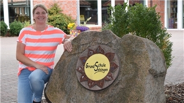 Konrektorin Daniela Werner vor der Grundschule in Selsingen.