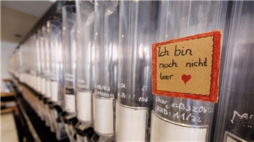 „Ich bin noch nicht leer“ steht auf einem Schild an einem Lebensmittelspender im Unverpackt-Laden „ZeroHero“.