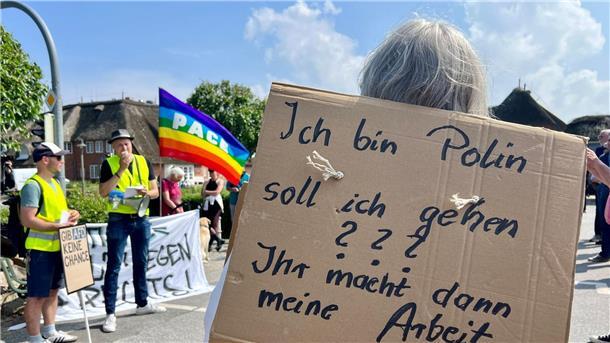 „Ich bin Polin, soll ich gehen ??? Ihr macht dann meine Arbeit“:Eine Frau während einer Mahnwache gegen rechts in Kampen.