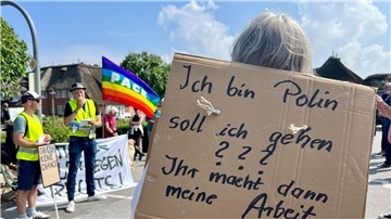 „Ich bin Polin, soll ich gehen ??? Ihr macht dann meine Arbeit“:Eine Frau während einer Mahnwache gegen rechts in Kampen.
