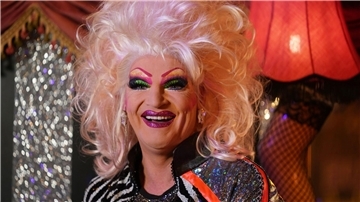 „Ich bin riesengroßer ESC-Fan“, sagt Hamburger Dragqueen Olivia Jones.