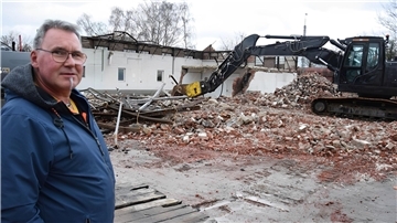 „Ich denke, dass der Abbruch der Halle bis Ende der Woche abgeschlossen ist“, sagt Bernd Bunjes, kommissarischer Leiter des städtischen Bauhofs.