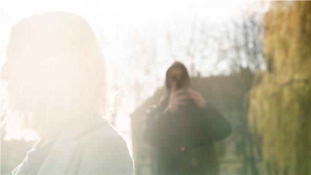 „Ich finde dich, ich bin immer da, wo du auch bist“: Der Psychoterror von Stalkern macht Betroffene krank. Hier eine nachgestellte Szene.