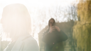 „Ich finde dich, ich bin immer da, wo du auch bist“: Der Psychoterror von Stalkern macht Betroffene krank. Hier eine nachgestellte Szene.