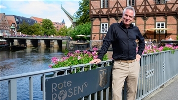 Ich glaube, dass die Serie ohne Lüneburg in der Qualität nicht möglich wäre“, sagt der 54-Jährige im Gespräch mit der Deutschen Presse-Agentur, „die Stadt ist für uns das ideale Freilichtstudio“. 