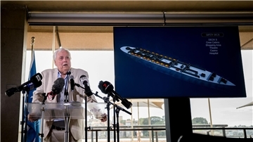 „Ich habe zwei Möglichkeiten: Entweder gebe ich meiner Frau noch mehr Geld zum Einkaufen oder ich gebe es für die Titanic aus - und ich gebe es für die Titanic aus, weil sie genug eingekauft hat“: Milliardär Clive Palmer.