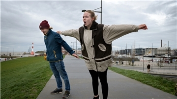 „Ich liiieebe Sturm, das muss man als Bremerhavener doch“, brüllt Romy Ketzener ins Brausen. Die 23-Jährige genießt mit ihrem Freund Paul in der Mittagspause die Orkanböen, die Sturmtief „Sabine“ am Sonntag nach Deutschland gebracht hat.