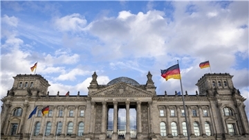 Das Foto zeigt das Reichstagsgebäude in Berlin von außen.