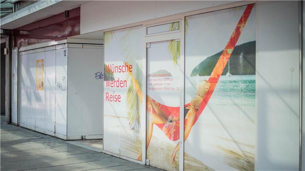 Wer zieht denn nun in die drei Gründer-Ladenlokale in der City? Ideenwettbewerb "Freiraum" zur mietfreien Nutzung von drei Ladenlokalen in der Bremerhavener Innenstadt. Im Bild: Laden 3 in der Fußgängerzone, ehemals Reisebüro, noch Leerstand.
