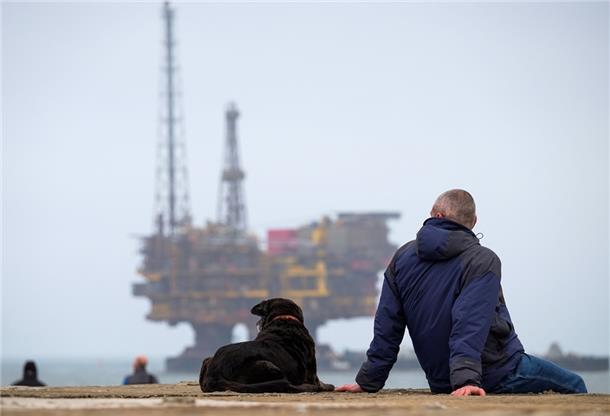 Öl-Streit in der Nordsee Idyllisch ist anders: Die Ölplattform Delta vor der Küste Englands. Nun stellt sich die Frage, was mit Charlie passieren soll?