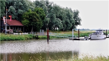 Idyllisch lag der der Sportboothafen im Strohauser Siel. Der Hafen war bei den Wassersportlern sehr beliebt.