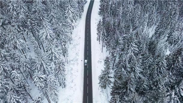 Massenkarambolagen durch Glatteis und Schnee Idyllische Straße im Taunus: Auch in den kommenden Tagen soll es winterlich kalt bleiben.