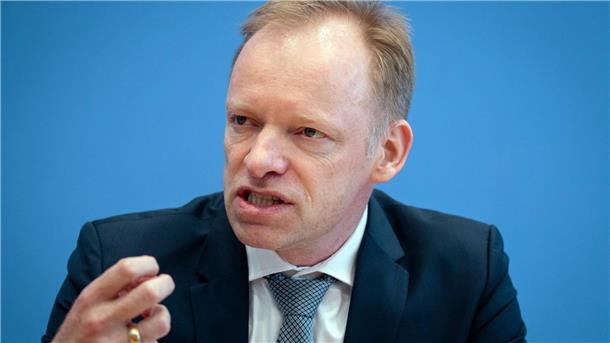 Fuest: Fachkräftemangel und Energiewende bremsen Wirtschaft Ifo-Präsident Clemens Fuest sieht mehrere Probleme für die deutsche Wirtschaft.