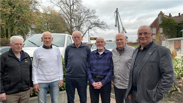 IG Metall ehrt ihre Jubilare IG-Metall-Sekretär Ralph Schäfer (rechts) mit Jubilaren, die der Gewerkschaft seit 65 beziehungsweise 60 Jahren angehören.