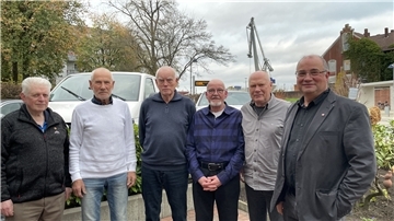 IG-Metall-Sekretär Ralph Schäfer (rechts) mit Jubilaren, die der Gewerkschaft seit 65 beziehungsweise 60 Jahren angehören.