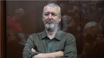Igor Girkin im Glaskäfig eines Gerichtssaals des Moskauer Bezirksgerichts Meschtschanski. Der Kreml verschärft die Gangart gegen interne Kritiker.