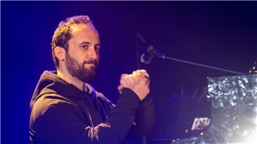 Igor Levit, Pianist, wird in einer kugelförmigen Halle das Klavierstück „Palais de Mari“ spielen.