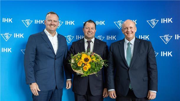 Sebastian Vossmann ist neuer Präsident der IHK Elbe-Weser IHK-Interimspräsident Andreas Meyer (links) und IHK-Hauptgeschäftsführer Christoph von Speßhardt gratulierten Sebastian Vossmann zur Wahl.
