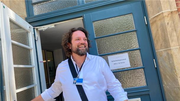 Bremerhavener Tenor Roschkowski gastiert mit Opern-Rarität in Braunschweig Der Bremerhavener Tenor Mirko Roschkowski singt an vielen großen Bühnen, diesen Sommer 2025 auch wieder am "grünen Hügel" bei den Wagner-Festspielen. Bild am Festspielhaus-Bühneneingang. Foto.