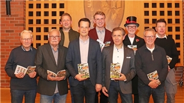 Ihnen gebührt die Anerkennung der Jahrbuch-Leser: die Mitglieder der Arbeitsgruppe und die Autoren der aktuellen Ausgabe Ralf Hube (von links), Jürgen Bösch, Henning Müller, Sönke Kosicki, Michael Ehrhardt, Jürgen Rode, Hans Wilhelm Peper, Rainer Klöfkorn und Lars Sandweg-Jüssow.