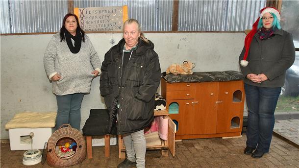 Stadlander Frauen haben ein Herz für streunende Katzen Ihnen liegt am Herzen, dass streunende Katzen einen warmen Unterschlupf und etwas zu fressen finden: Nina Tonn, Michaela Hagemann und Jessica von Riegen (von links). Foto Ulich