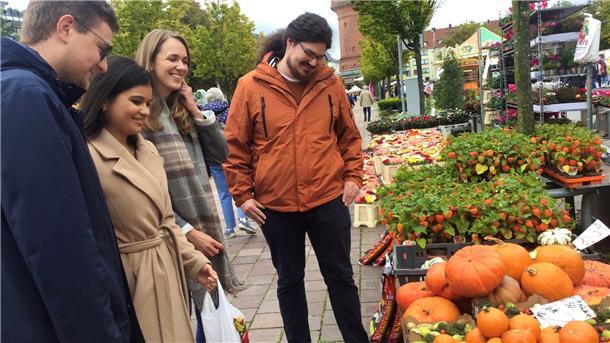 Geestemünder Herbstfest 2022: Neu-Bremerhavener genießen das bunte Treiben auf dem Bremerhavener Konrad-Adenauer-Platz.