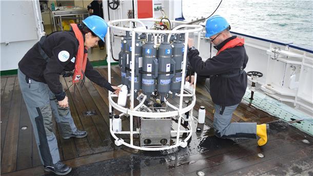 Bremerhavener Forscher rücken dem Sprengstoff unter Wasser zu Leib Ute Marx und Matthias Brenner vom AWI füllen Wasserproben aus einem ozeanographischen Gerät ab.